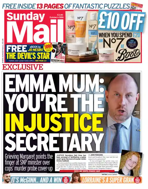 Capa do Sunday Mail de 4 de outubro de 2026. Manchete: Emma Mãe: você é a secretária da injustiça.