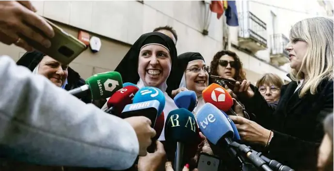 ENCANTADAS CON EL ESPECTÁCULO