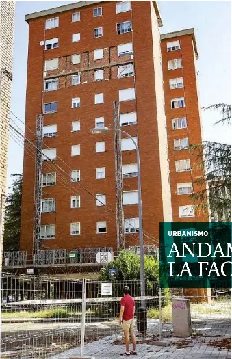 ANDAMIOS EN LA FACHADA