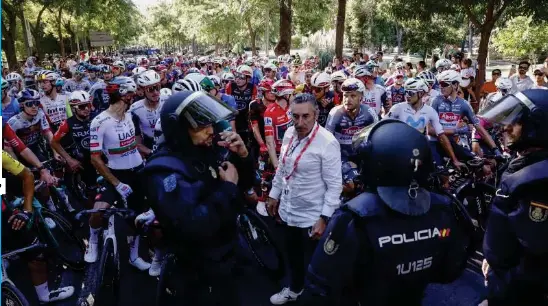 LA VUELTA ACABA EN UN CAOS
