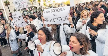 «MÓNICA, DIMITE, EL MÉDICO NO TE ADMITE»