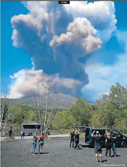 L’ETNA, EN ERUPCIÓ DAVANT ELS TURISTES