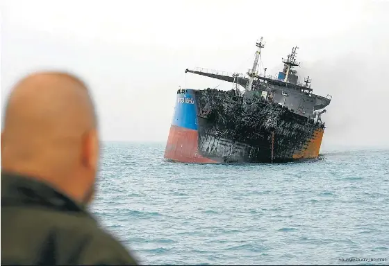 VAIXELLS DESTRUÏTS MENTRE EL PETROLI SEGUEIX DESCONTROLAT