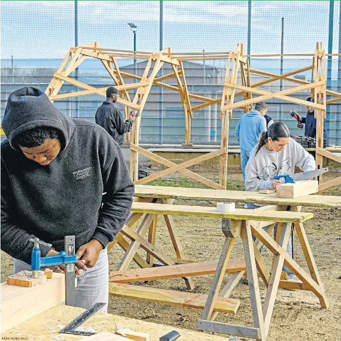 CONSTRUIR EL PATI AMB LES MANS