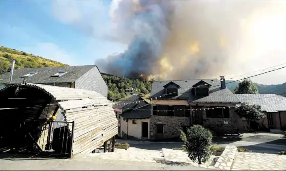 UN VIRULENTO INCENDIO FORESTAL OBLIGA A CONFINAR ALMAGARINOS Y TREMOR