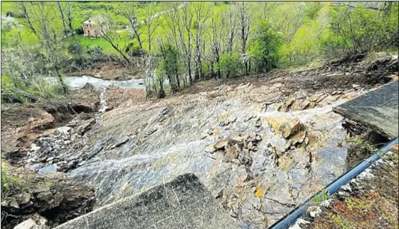 LA FUERZA DEL AGUA DESTROZA EL CANAL DE VEGACERVERA