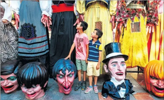 LOS GIGANTES Y CABEZUDOS CAUTIVAN LA EMOCIÓN INFANTIL