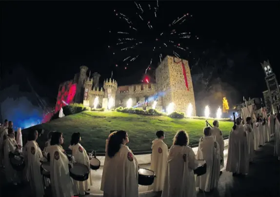 EL FUEGO Y LA LUNA ALUMBRAN LA NOCHE TEMPLARIA