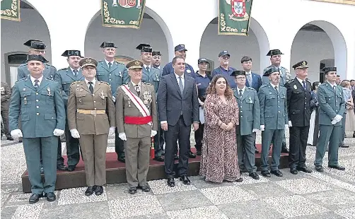 UN MERECIDO HOMENAJE A LOS GUARDIAS CIVILES