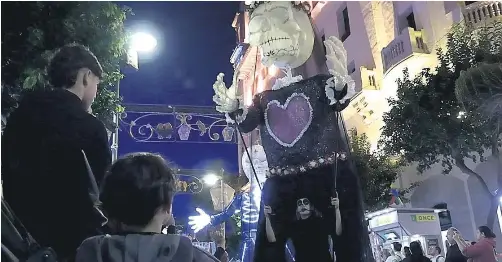 UN GRAN PASACALLES POR HALLOWEEN