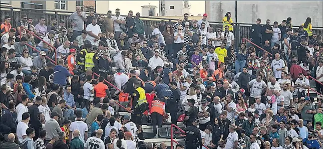 SUSPENDIDO EL CEUTA-ALMERÍA TRAS LA MUERTE DE UN AFICIONADO