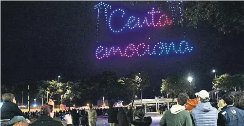 UN ESPECTÁCULO DE DRONES EN EL CIELO