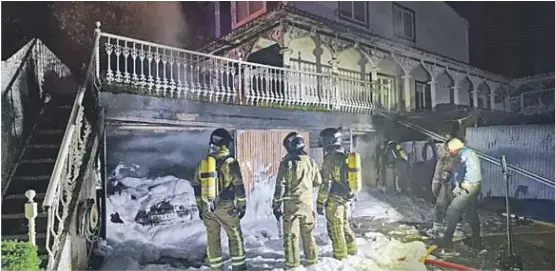 TRES COCHES QUEMADOS EN UN GARAJE PARTICULAR