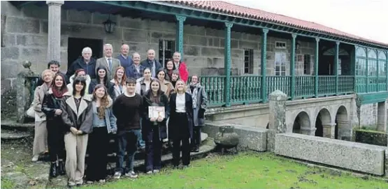 OS MOZOS MANTEÑEN VIVA A FIGURA DE OTERO PEDRAYO