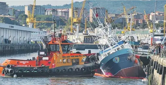 UN PESQUERO, A PUNTO DE VOLCAR EN VIGO