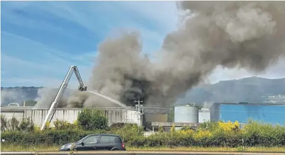 ARDE UNA NAVE DE RESIDUOS EN O PORRIÑO