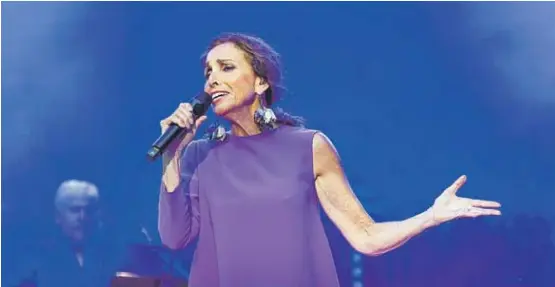 ANA BELÉN LEVANTÓ EL TELÓN DE CASTRELOS