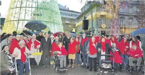 LOS MAYORES DISFRUTAN DE LAS LUCES NAVIDEÑAS