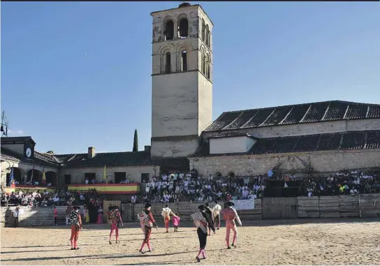 DÍAS DE FIESTA Y TOROS EN PEDRAZA.