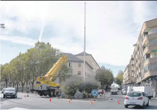 EL MÁSTIL YA ESPERA LA BANDERA.