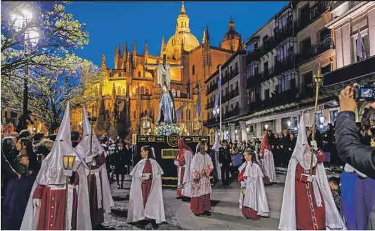 MAS DE DOS MIL COFRADES ACOMPAÑARON