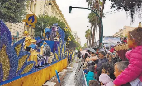 LLENO EN EL CENTRO PARA VER LA CABALGATA