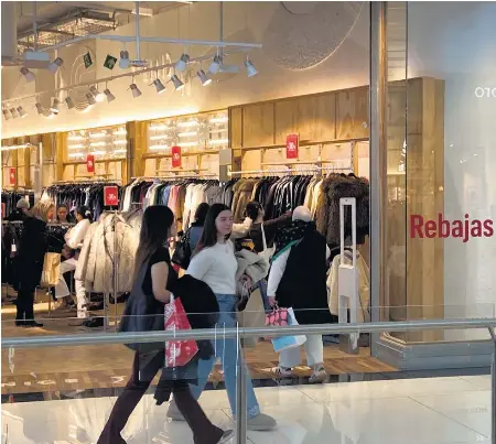 LLEGAN LAS REBAJAS ENTRE COLAS Y DEVOLUCIONES