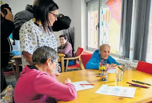 UN CUARTO DE SIGLO AYUDANDO