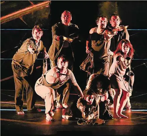 DE LA BARRACA AL ESCENARIO