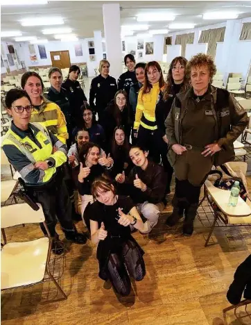 ELLAS TAMBIÉN LLEVAN UNIFORME