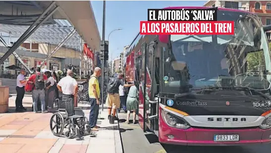 EL AUTOBÚS ‘SALVA’ A LOS PASAJEROS DEL TREN