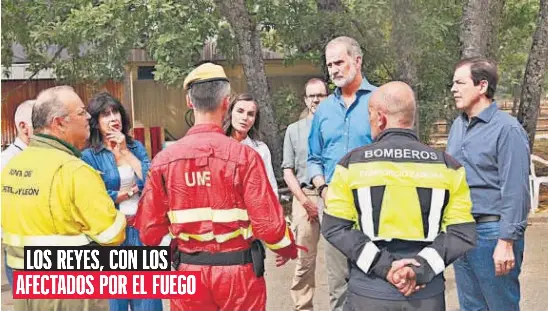 LOS REYES, CON LOS AFECTADOS POR EL FUEGO