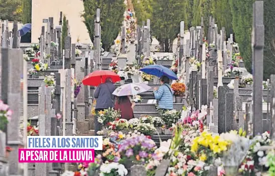 FIELES A LOS SANTOS A PESAR DE LA LLUVIA