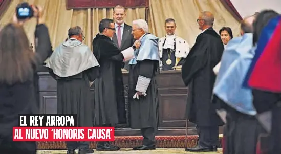 EL REY ARROPA
AL NUEVO ‘HONORIS CAUSA’