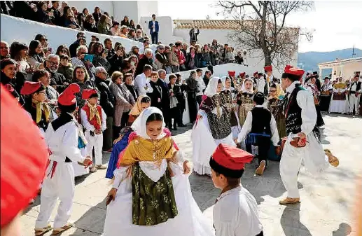 SANTA EULÀRIA RINDE HONORES A SU PATRONA