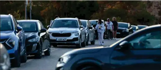 LOS TURISTAS EXIGEN PARKING REGULADO EN CALA D’HORT
