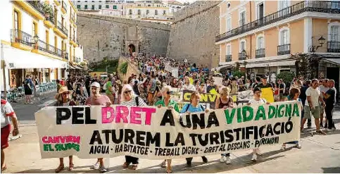CLAMOR CONTRA LA MASIFICACIÓN TURÍSTICA