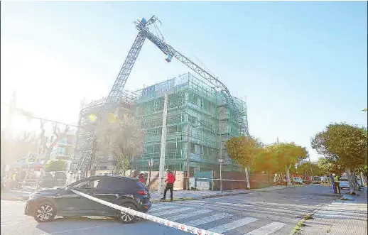 UNA GRÚA DE 30 METROS SE DESPLOMA