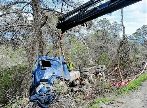 COMPLEJA RETIRADA DE UN CAMIÓN ESTRELLADO