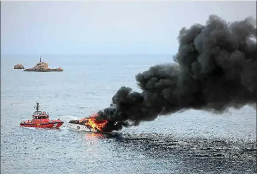 DOS HERIDOS LEVES EN EL INCENDIO DE UN YATE