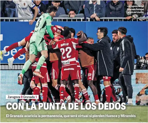 CON LA PUNTA DE LOS DEDOS