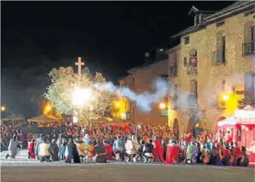 MOROS Y CRISTIANOS PELEAN CON LA LLUVIA EN UNA MORISMA QUE CAUTIVA AL PÚBLICO