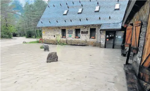 CRECIDAS EXTRAORDINARIAS Y VÍAS ANEGADAS POR LA DANA EL RÍO CINCA, QUE ALCANZÓ LOS 359,6 M3/S, INUNDÓ EL REFUGIO DE PINETA, EN EL PARQUE NACIONAL EL AGUA COLAPSÓ AYER ACCESOS A NÚCLEOS DE AÍNSA-SOBRARBE Y DE MUNICIPIOS DEL SOMONTANO