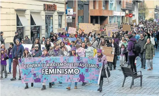 MULTITUDINARIA MANIFESTACIÓN “CONTRA EL FASCISMO” EN EL 8M