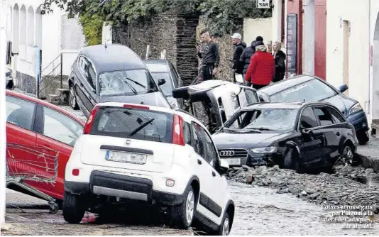 LA RIERA DE CADAQUÉS INUNDA COMERÇOS I ARROSSEGA COTXES