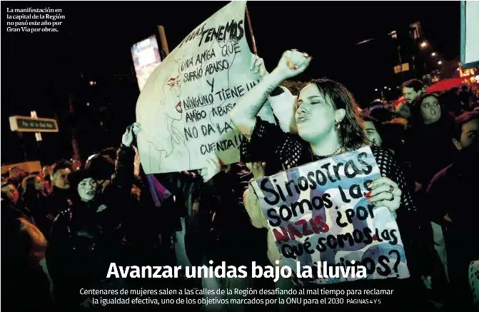 AVANZAR UNIDAS BAJO LA LLUVIA