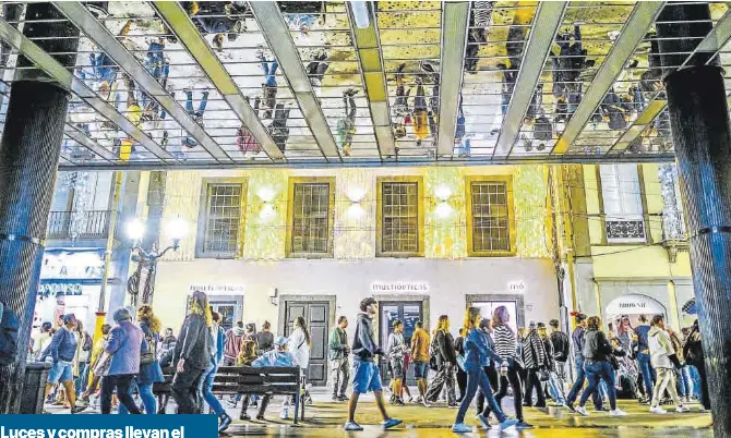 LUCES Y COMPRAS LLEVAN EL AMBIENTE NAVIDEÑO A TRIANA