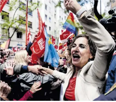 CARGOS Y MILITANTES DEL PSOE SUPLICAN A PEDRO SÁNCHEZ: «QUÉDATE, NO TE RINDAS»