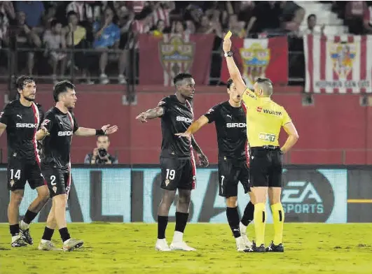 EL SPORTING CAE EN ALMERÍA CON ESCÁNDALO ARBITRAL
