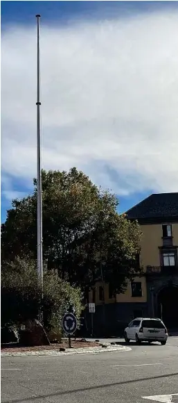 LA ENSEÑA YA TIENE MÁSTIL